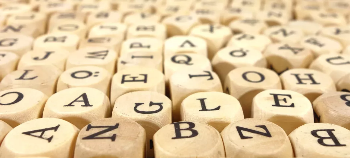 Image repréentant des dès avec des lettres.