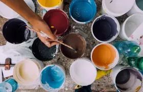Multiples pots de peinture de couleurs différentes.