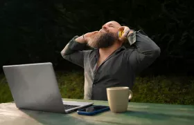 Image d'un homme heureu qui écoute de la musique tout en travaillant en extérieur.
