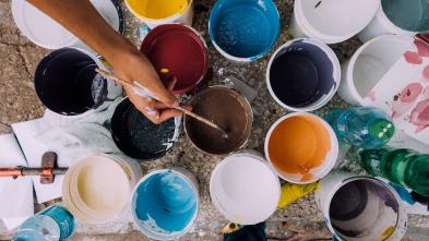 Multiples pots de peinture de couleurs différentes.