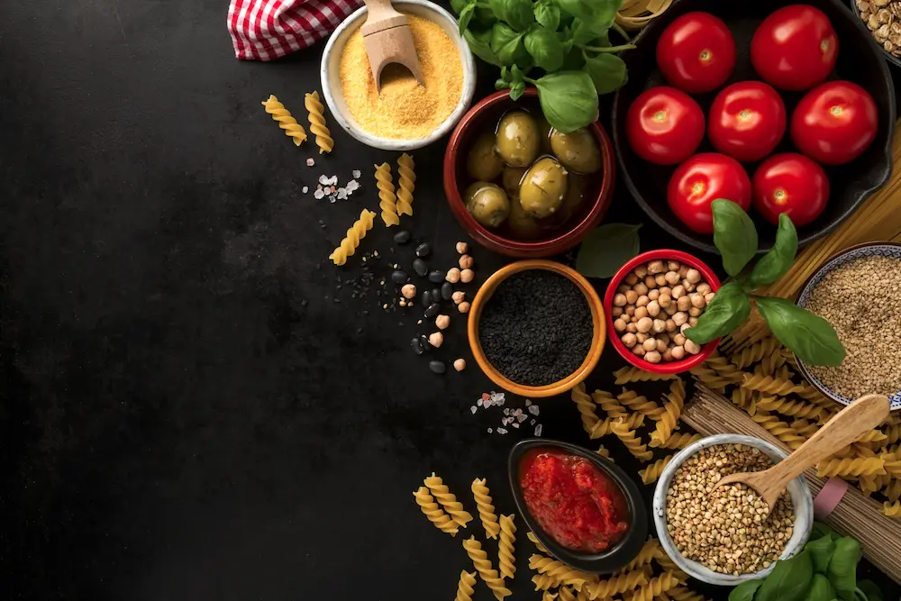 Image montrant un ensemble d'aliment sur fond noir