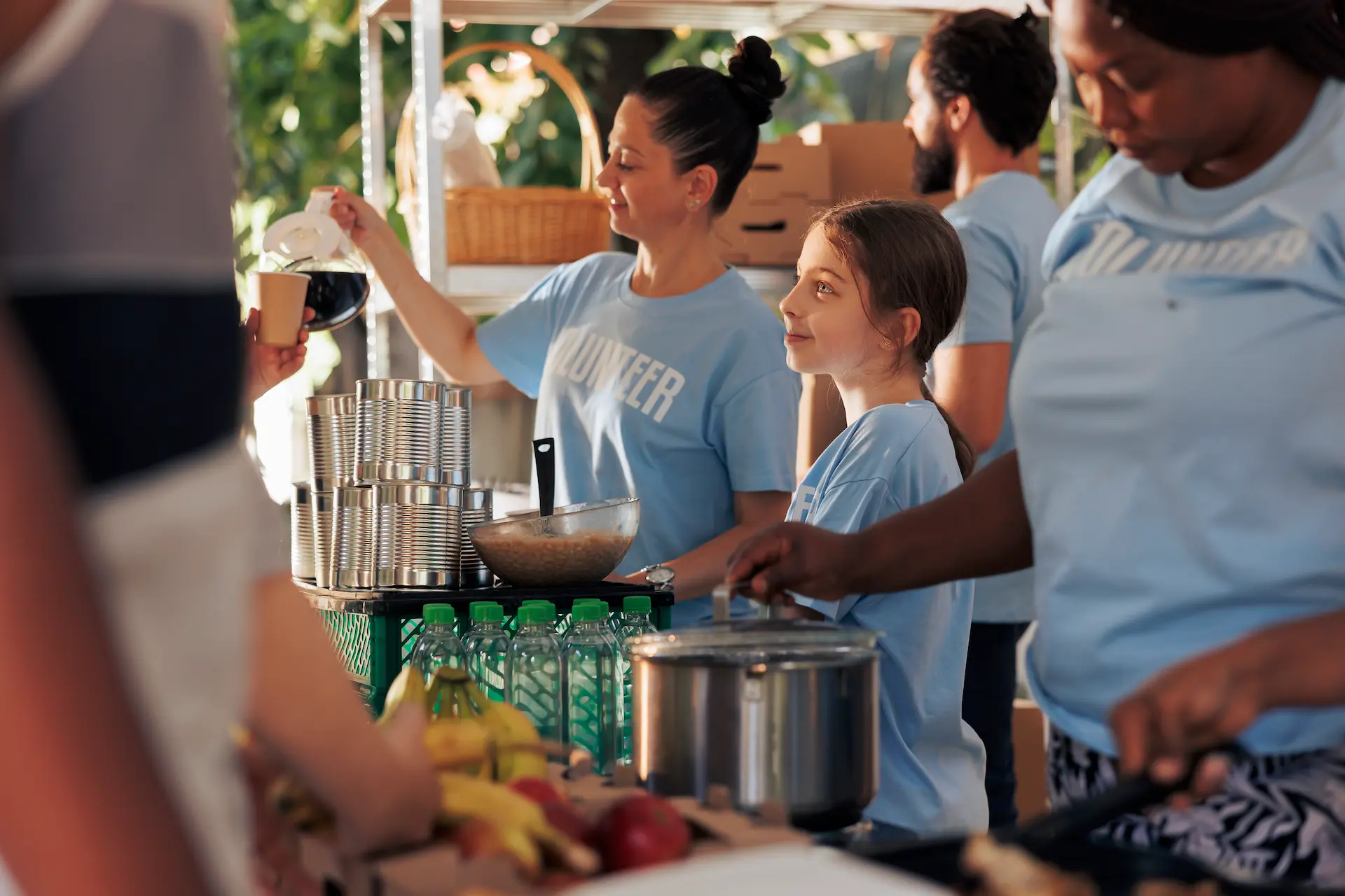 Bénévoles lors d'un service de repas