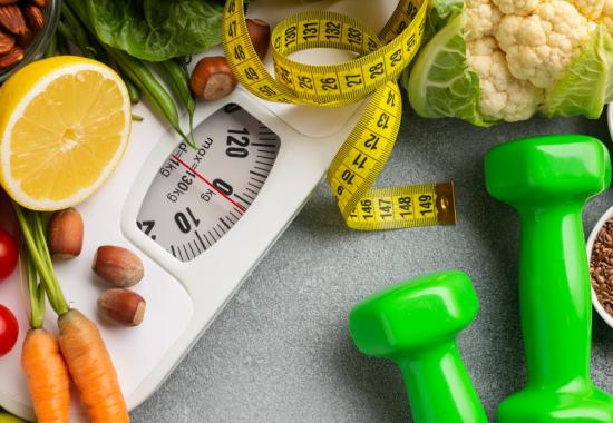 Photo d'illustration de l'article montrant une balance, un ruban mètre et des légumes symbolisant les régimes.