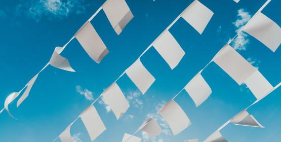 Ciel avec papiers attachés