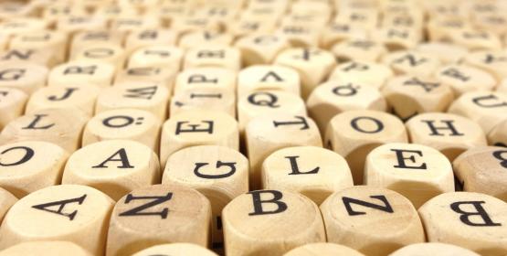 Image repréentant des dès avec des lettres.