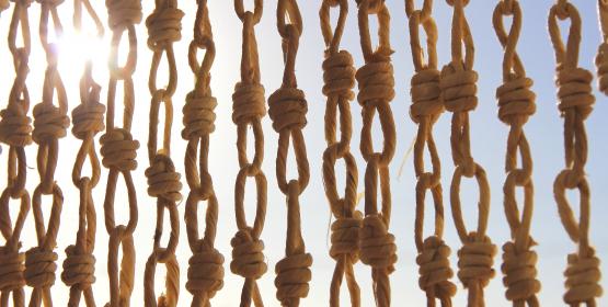 Image représentant des cordes enchainées les unes aux autres.
