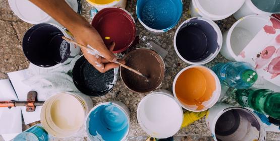 Multiples pots de peinture de couleurs différentes.
