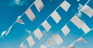Ciel avec papiers attachés