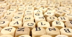 Image repréentant des dès avec des lettres.
