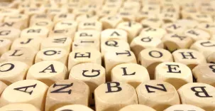 Image repréentant des dès avec des lettres.