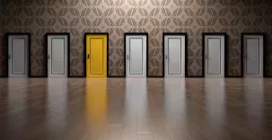 Image représentant des portes avec une toute jaune. 