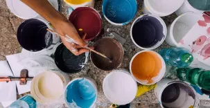 Multiples pots de peinture de couleurs différentes.