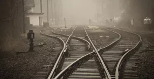 Aiguillage férovière de trois rails.