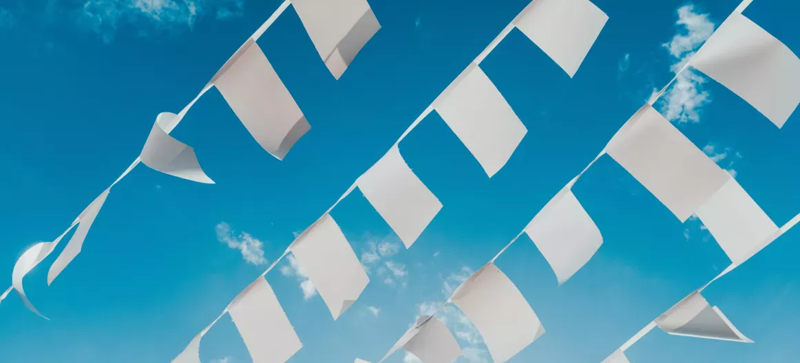 Ciel avec papiers attachés