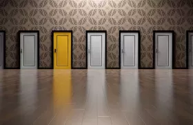 Image représentant des portes avec une toute jaune. 