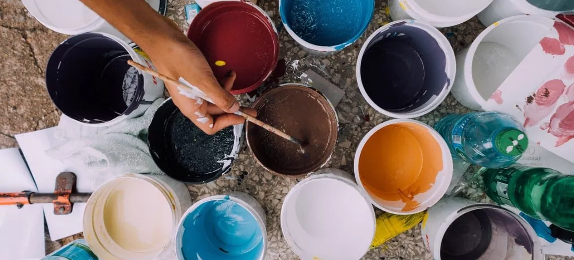 Multiples pots de peinture de couleurs différentes.