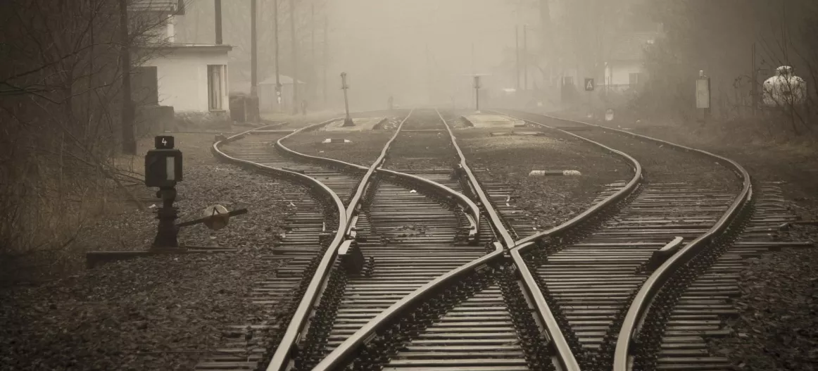 Aiguillage férovière de trois rails.