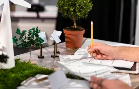 image d'illustration représentant un homme entrain de concevoir un projet avec des objets de décoration rappellant l'écologie
