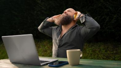 Image d'un homme heureu qui écoute de la musique tout en travaillant en extérieur.