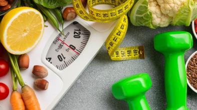 Photo d'illustration de l'article montrant une balance, un ruban mètre et des légumes symbolisant les régimes.