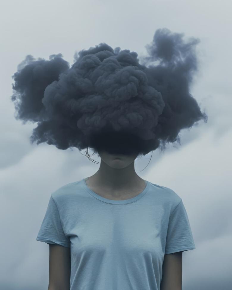 Photo d'une femme qui a la tête dans un nuage.